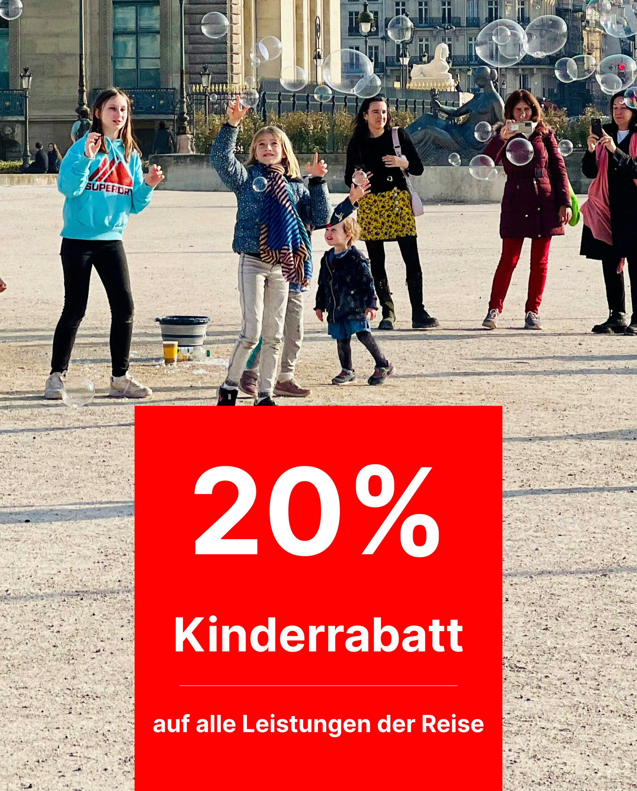 Besucher vor dem Schloss in Disneyland Paris – Anreise mit CONTINENTBUS Busreise